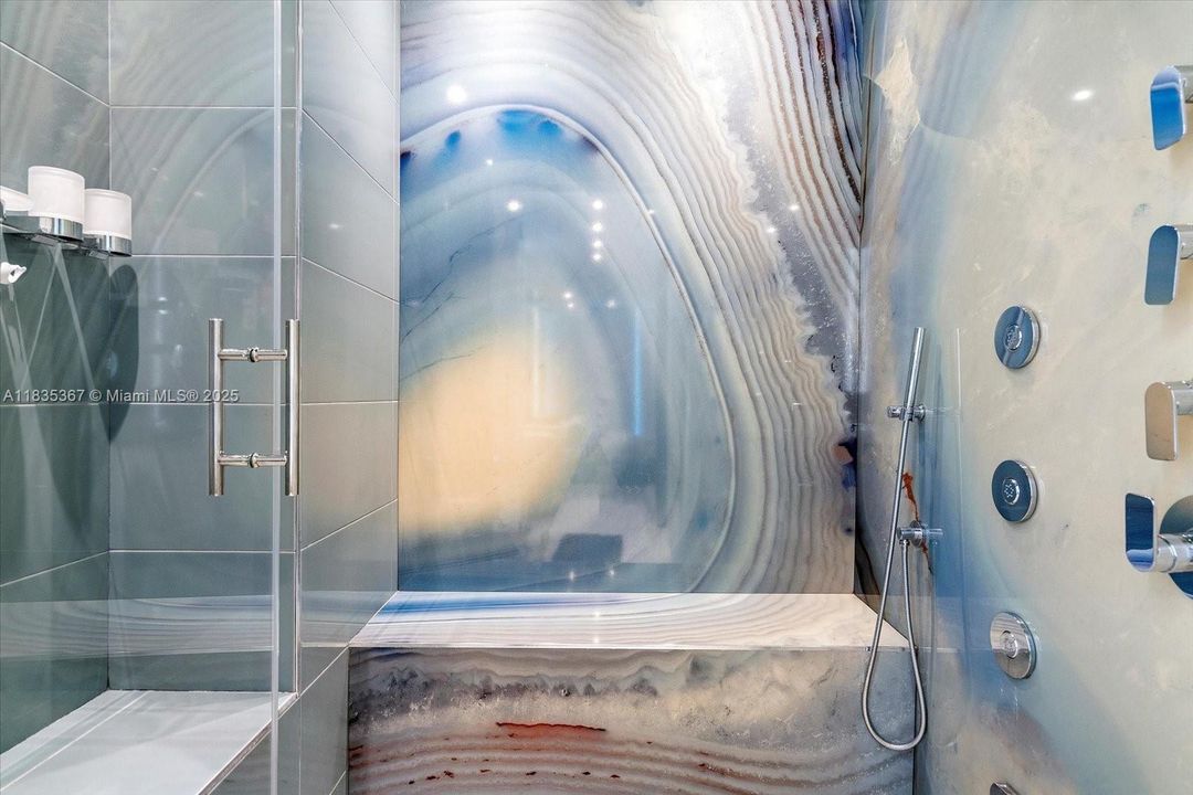 合同活跃: $3,190,000 (2 贝兹, 2 浴室, 2300 平方英尺)