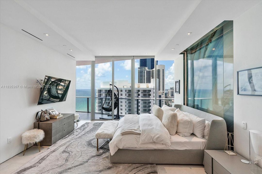 合同活跃: $3,190,000 (2 贝兹, 2 浴室, 2300 平方英尺)