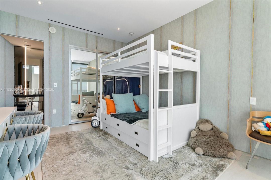 合同活跃: $3,190,000 (2 贝兹, 2 浴室, 2300 平方英尺)