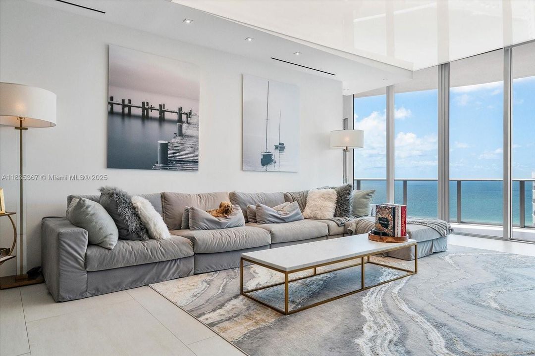 合同活跃: $3,190,000 (2 贝兹, 2 浴室, 2300 平方英尺)