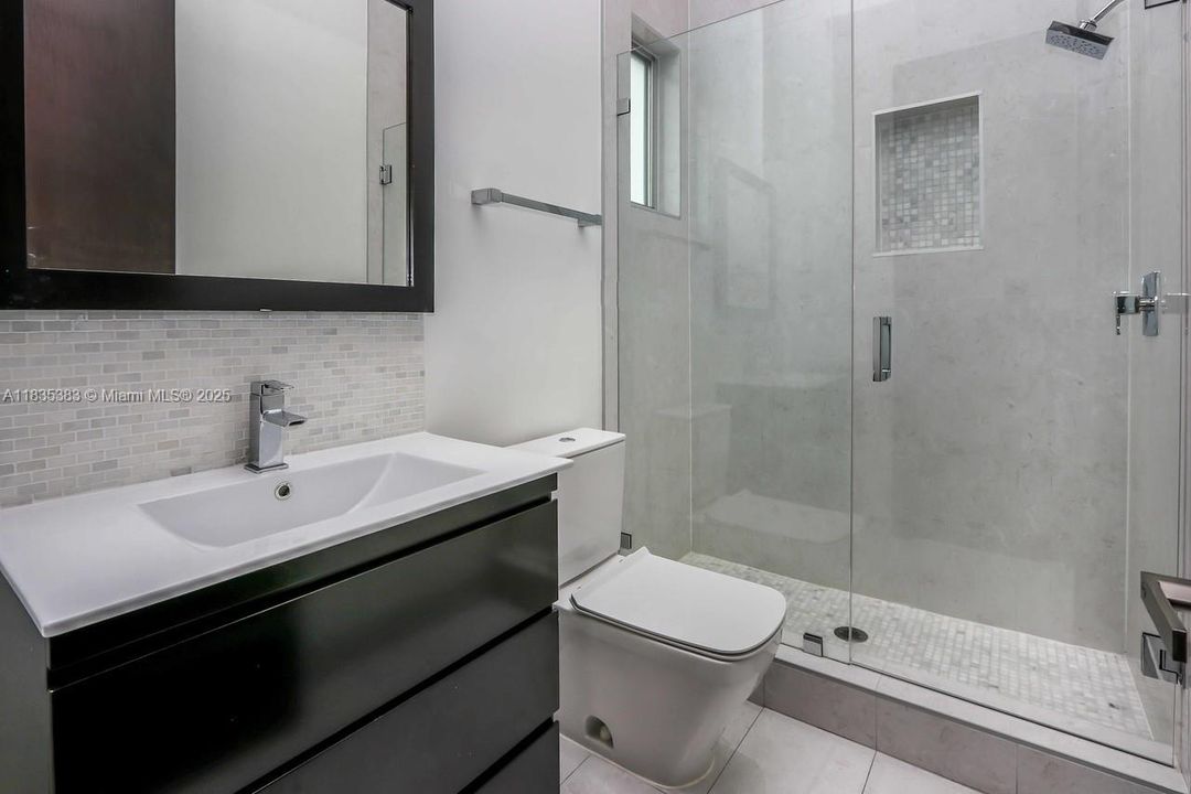 Recently Rented: $9,200 (5 beds, 6 baths, 3638 Square Feet)