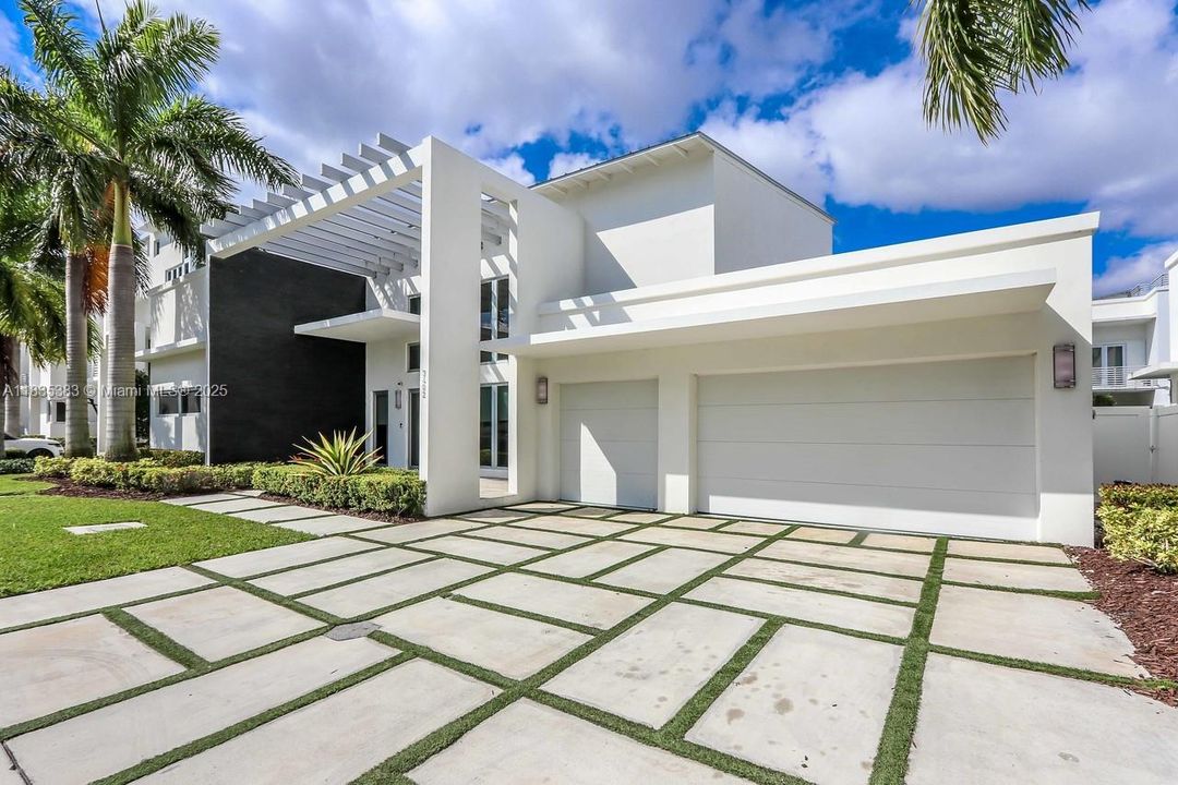 Recently Rented: $9,200 (5 beds, 6 baths, 3638 Square Feet)