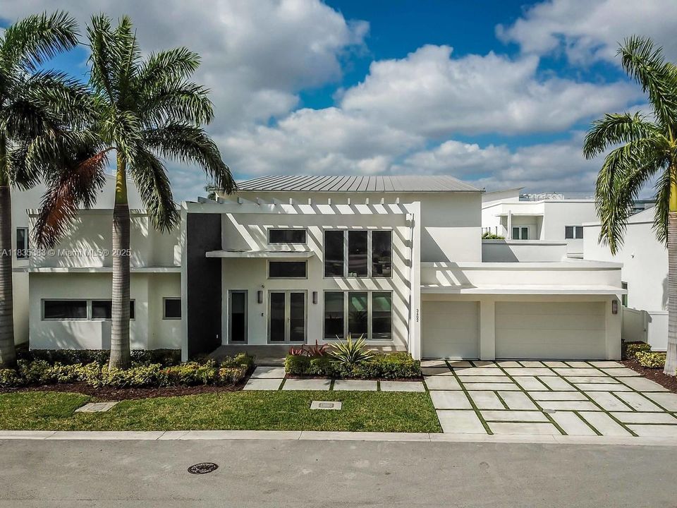 Recently Rented: $9,200 (5 beds, 6 baths, 3638 Square Feet)