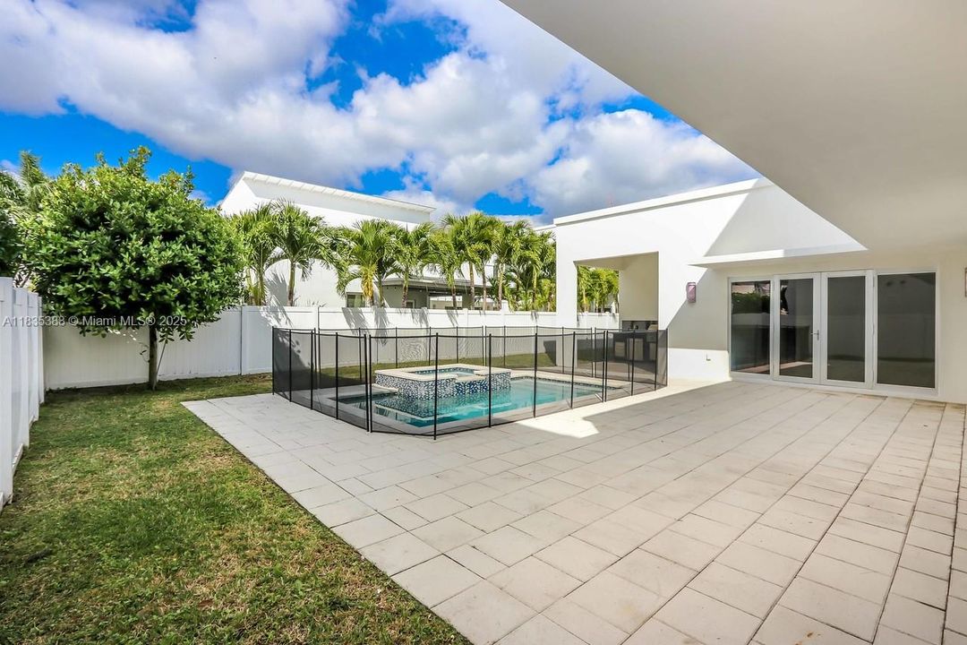 Recently Rented: $9,200 (5 beds, 6 baths, 3638 Square Feet)