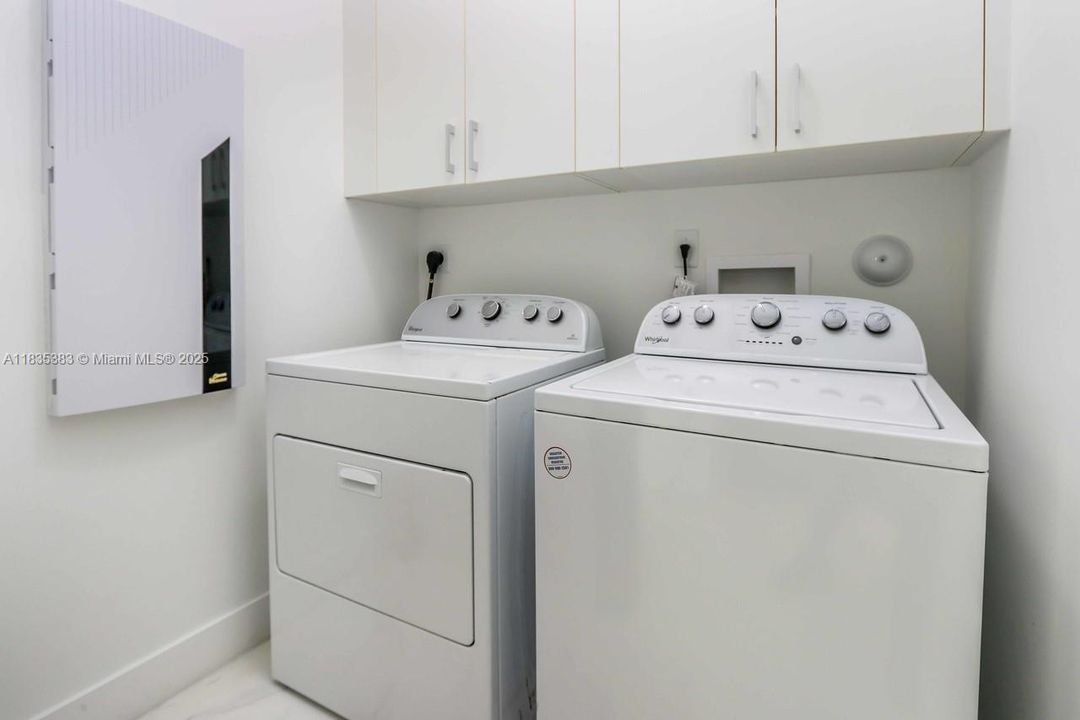 Recently Rented: $9,200 (5 beds, 6 baths, 3638 Square Feet)