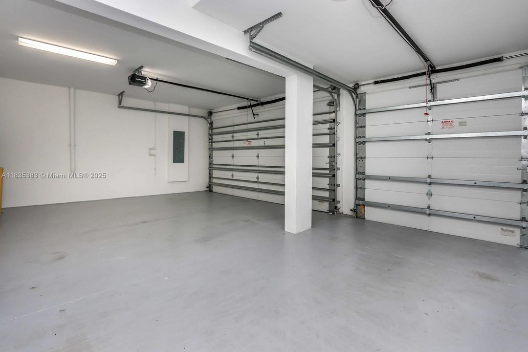 Recently Rented: $9,200 (5 beds, 6 baths, 3638 Square Feet)