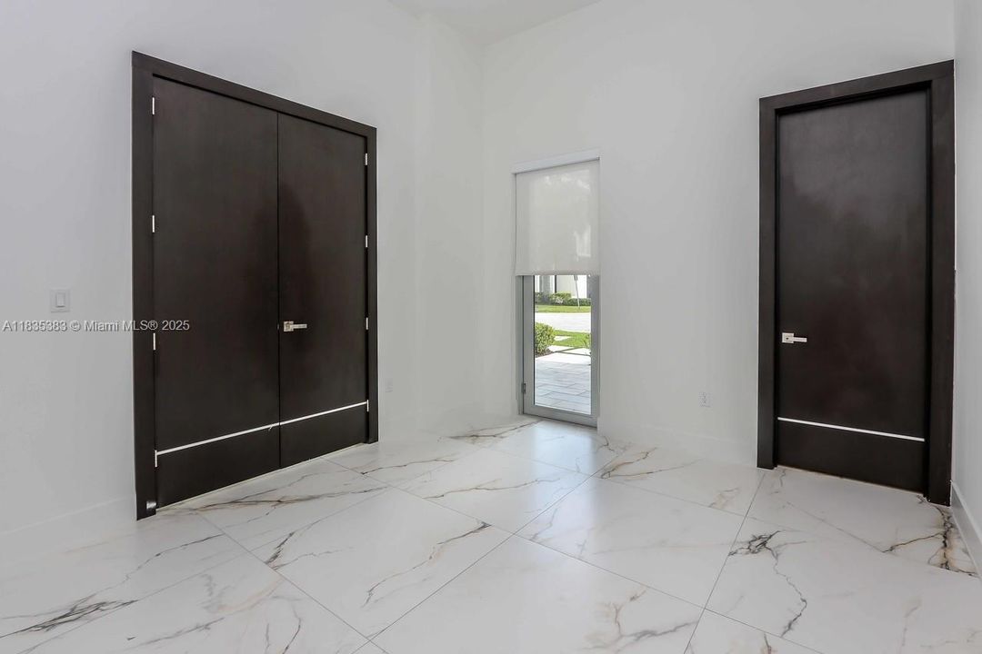 Recently Rented: $9,200 (5 beds, 6 baths, 3638 Square Feet)