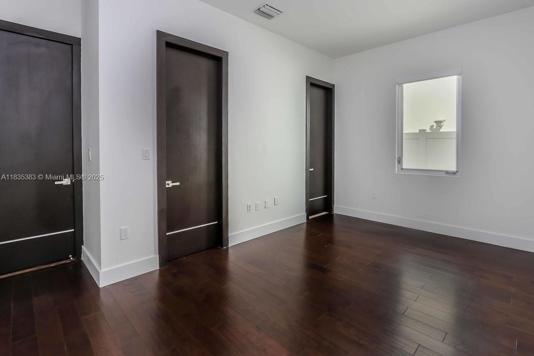 Recently Rented: $9,200 (5 beds, 6 baths, 3638 Square Feet)