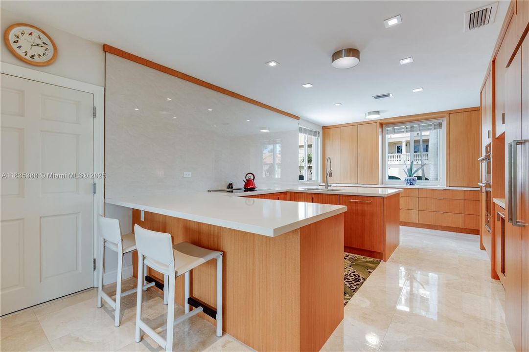 Vendido Recientemente: $1,900,000 (3 camas, 3 baños, 3132 Pies cuadrados)