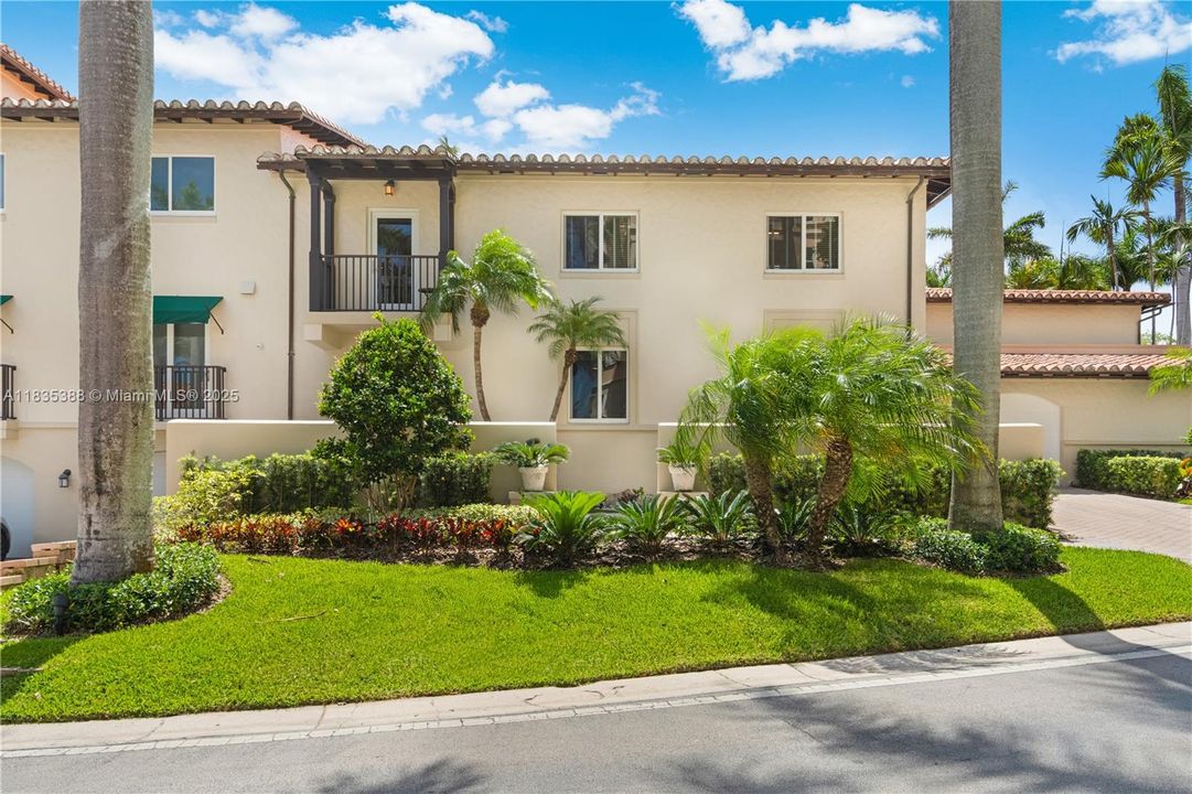 Vendido Recientemente: $1,900,000 (3 camas, 3 baños, 3132 Pies cuadrados)