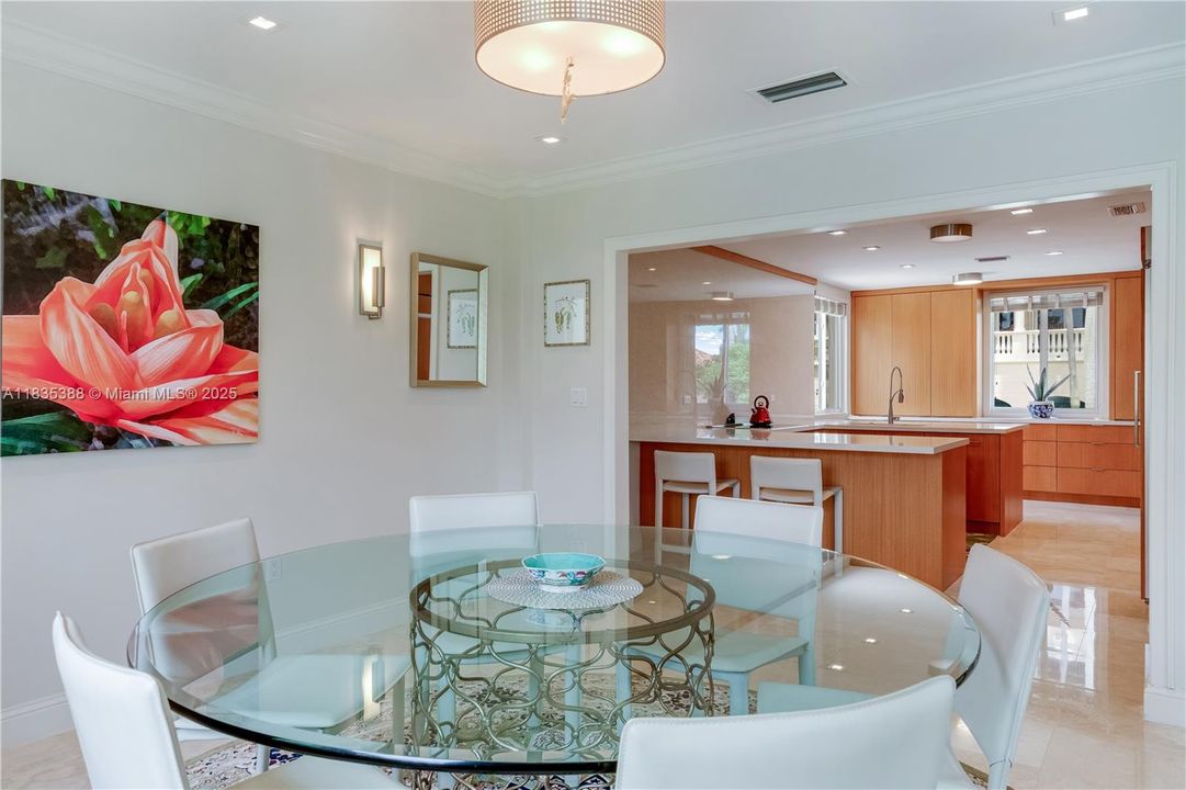 Vendido Recientemente: $1,900,000 (3 camas, 3 baños, 3132 Pies cuadrados)