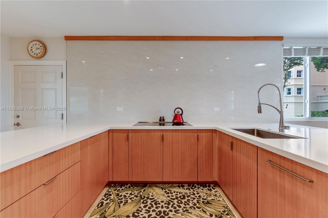 Vendido Recientemente: $1,900,000 (3 camas, 3 baños, 3132 Pies cuadrados)