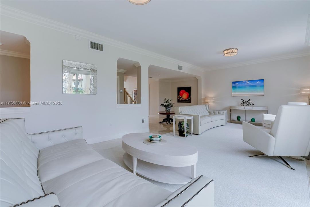 Vendido Recientemente: $1,900,000 (3 camas, 3 baños, 3132 Pies cuadrados)