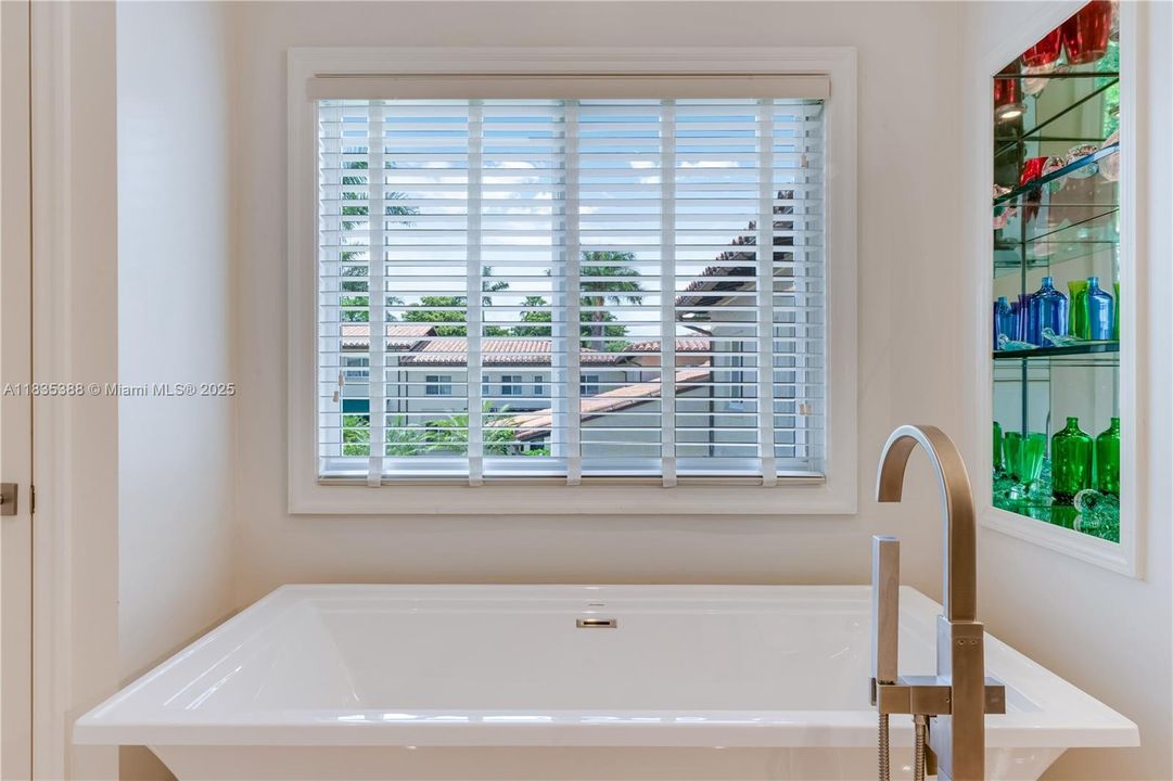 Vendido Recientemente: $1,900,000 (3 camas, 3 baños, 3132 Pies cuadrados)