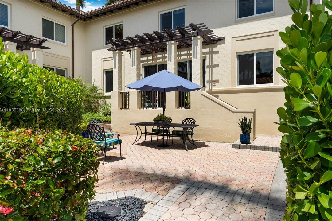 Vendido Recientemente: $1,900,000 (3 camas, 3 baños, 3132 Pies cuadrados)