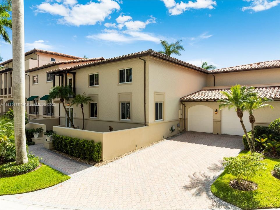 Vendido Recientemente: $1,900,000 (3 camas, 3 baños, 3132 Pies cuadrados)
