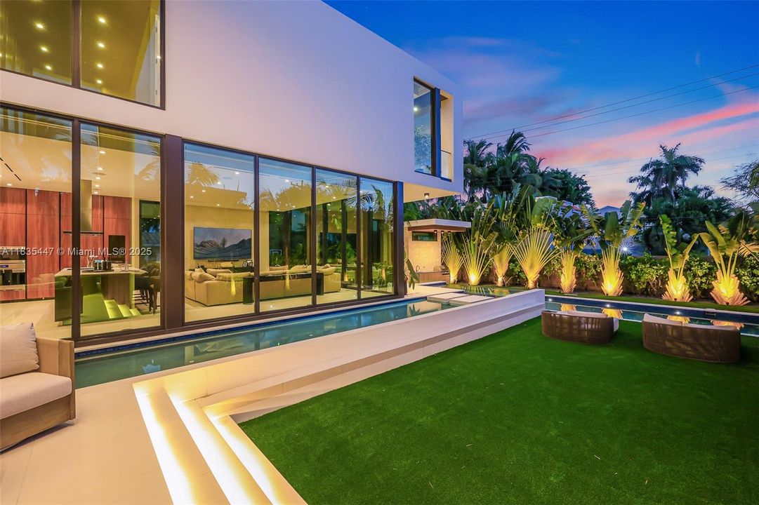 For Sale: $11,995,000 (5 beds, 6 baths, 5214 Square Feet)