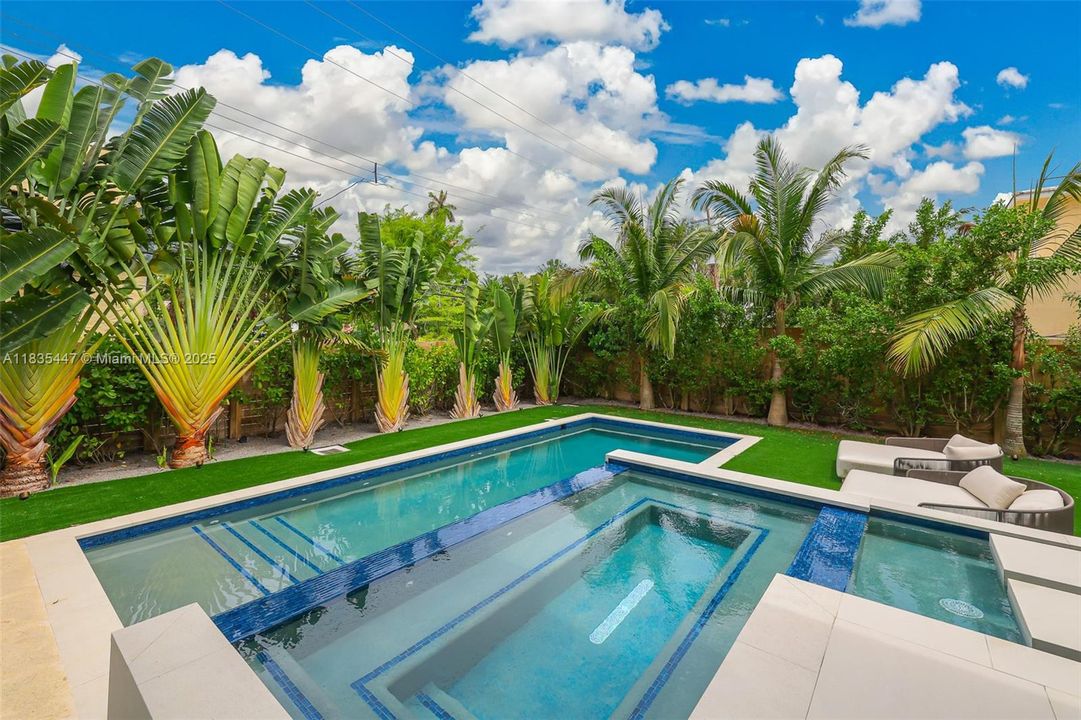 For Sale: $11,995,000 (5 beds, 6 baths, 5214 Square Feet)