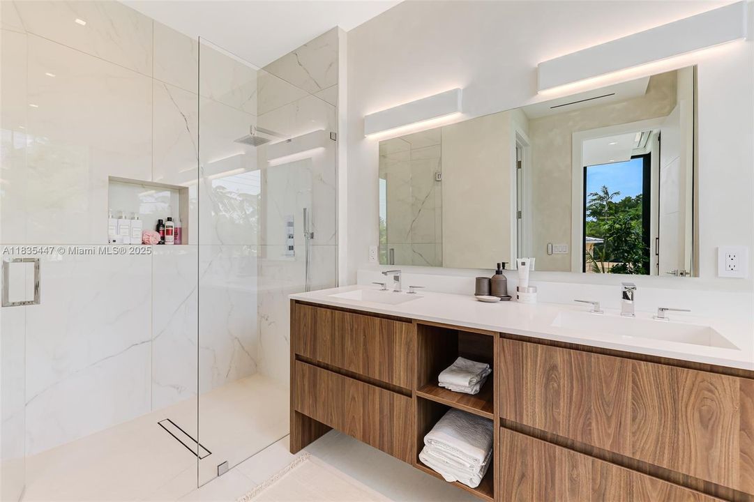 For Sale: $11,995,000 (5 beds, 6 baths, 5214 Square Feet)