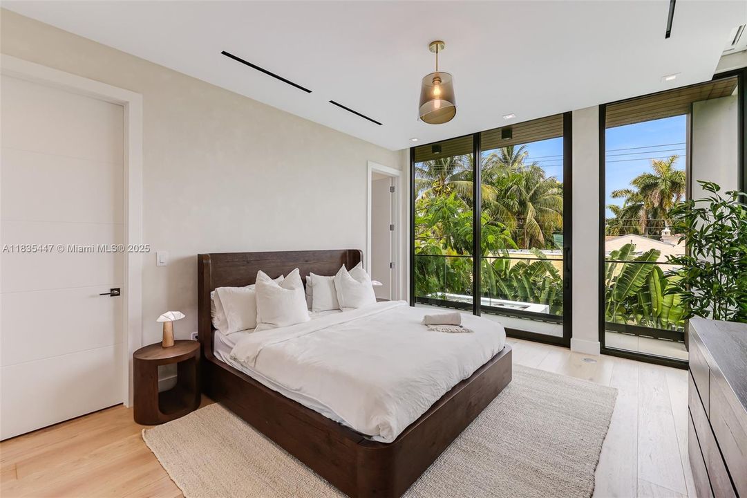 For Sale: $11,995,000 (5 beds, 6 baths, 5214 Square Feet)