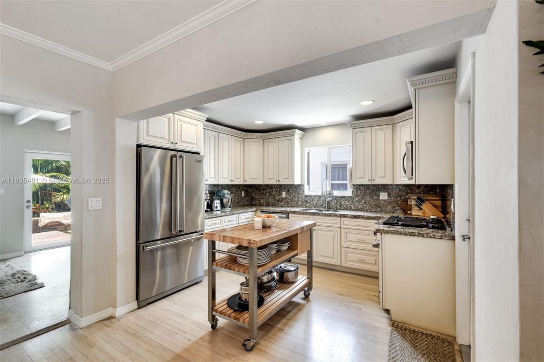 Vendido Recientemente: $1,390,000 (3 camas, 2 baños, 1683 Pies cuadrados)