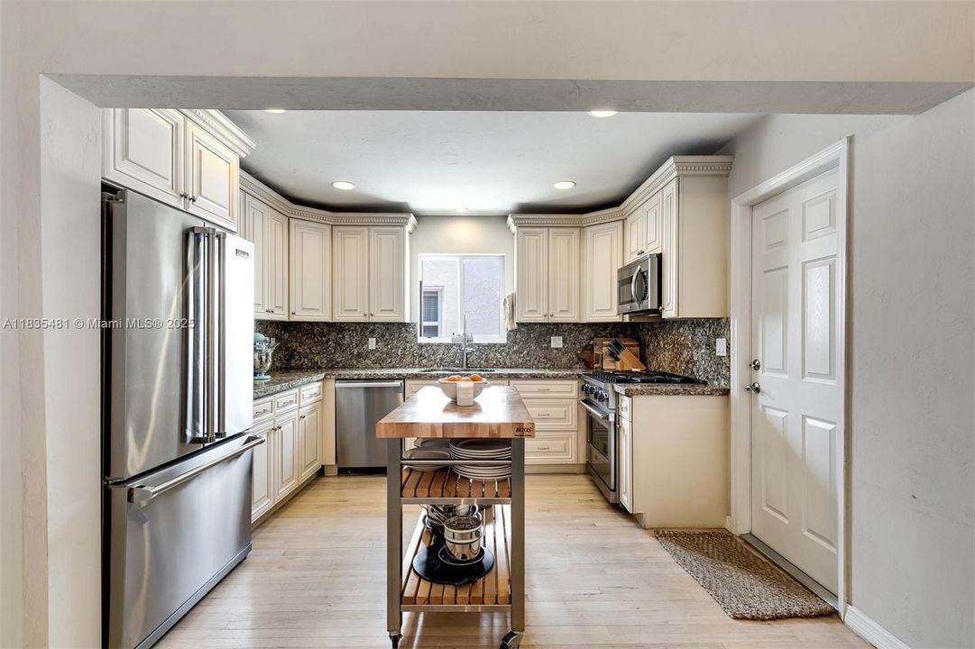 Vendido Recientemente: $1,390,000 (3 camas, 2 baños, 1683 Pies cuadrados)