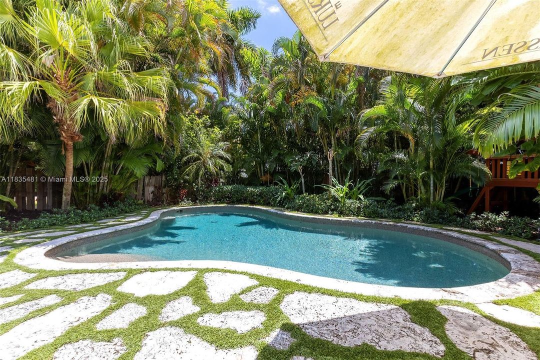 Vendido Recientemente: $1,390,000 (3 camas, 2 baños, 1683 Pies cuadrados)