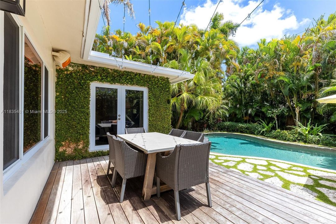 Vendido Recientemente: $1,390,000 (3 camas, 2 baños, 1683 Pies cuadrados)