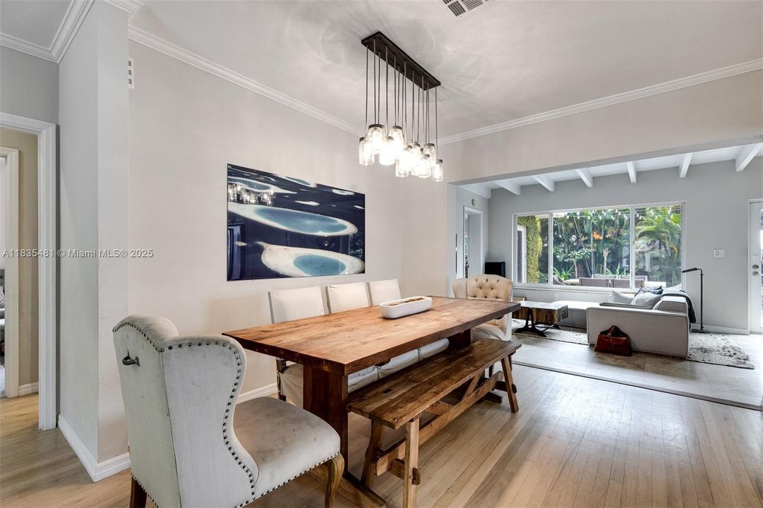 Vendido Recientemente: $1,390,000 (3 camas, 2 baños, 1683 Pies cuadrados)