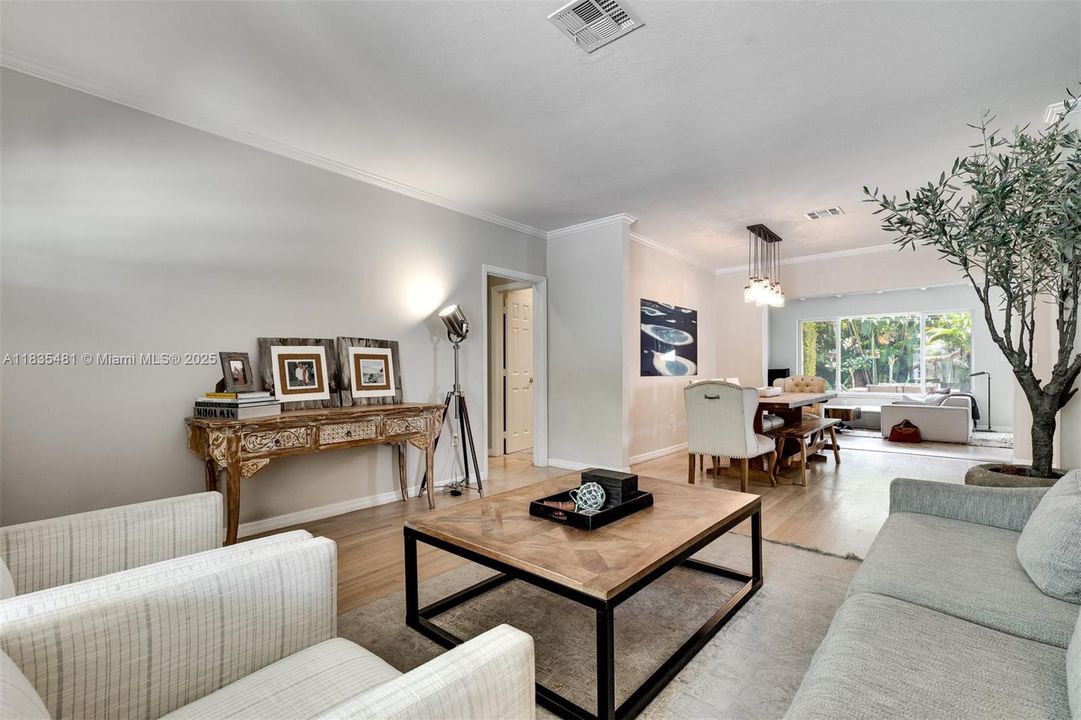 Vendido Recientemente: $1,390,000 (3 camas, 2 baños, 1683 Pies cuadrados)