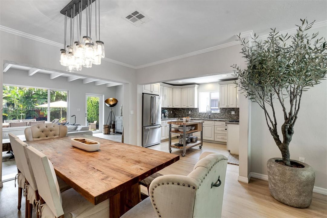 Vendido Recientemente: $1,390,000 (3 camas, 2 baños, 1683 Pies cuadrados)