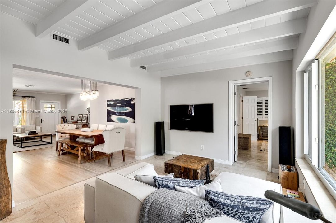 Vendido Recientemente: $1,390,000 (3 camas, 2 baños, 1683 Pies cuadrados)