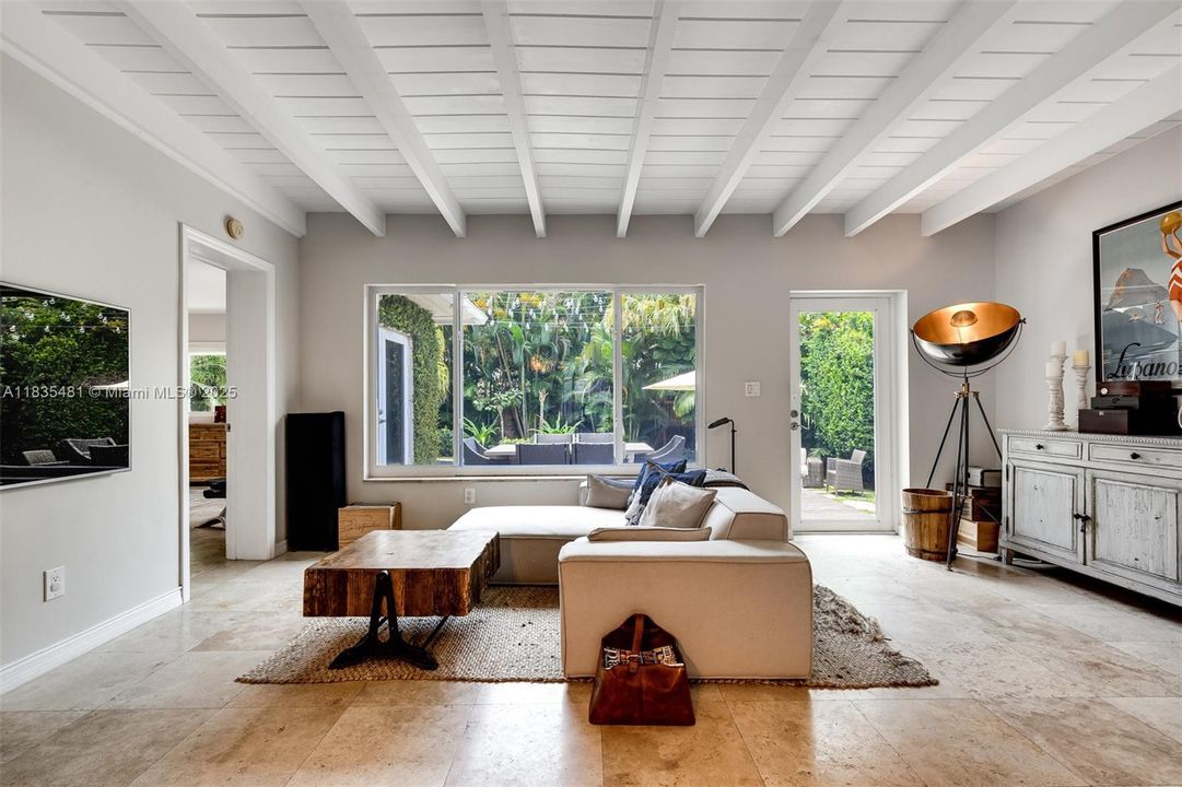 Vendido Recientemente: $1,390,000 (3 camas, 2 baños, 1683 Pies cuadrados)