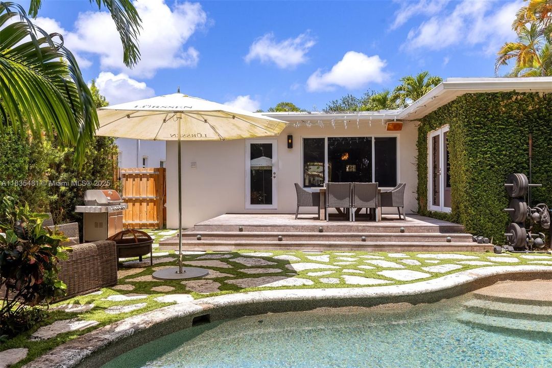 Vendido Recientemente: $1,390,000 (3 camas, 2 baños, 1683 Pies cuadrados)