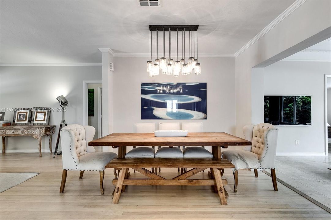 Vendido Recientemente: $1,390,000 (3 camas, 2 baños, 1683 Pies cuadrados)