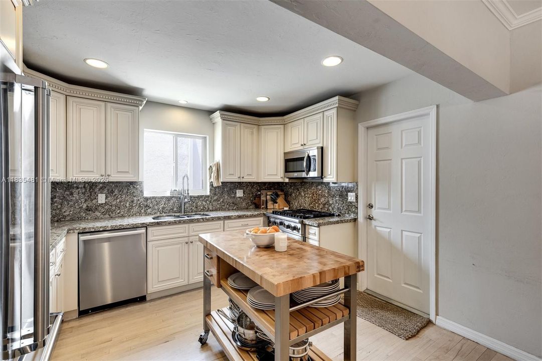 Vendido Recientemente: $1,390,000 (3 camas, 2 baños, 1683 Pies cuadrados)