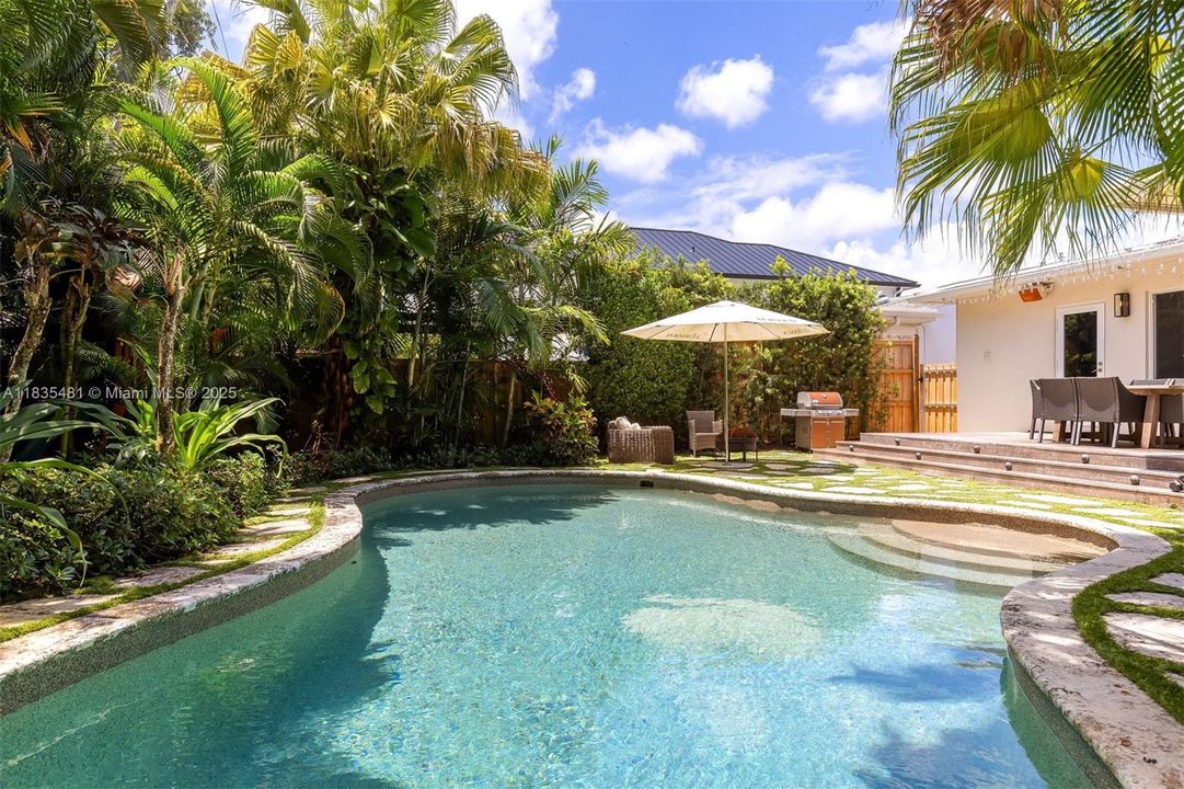 Vendido Recientemente: $1,390,000 (3 camas, 2 baños, 1683 Pies cuadrados)