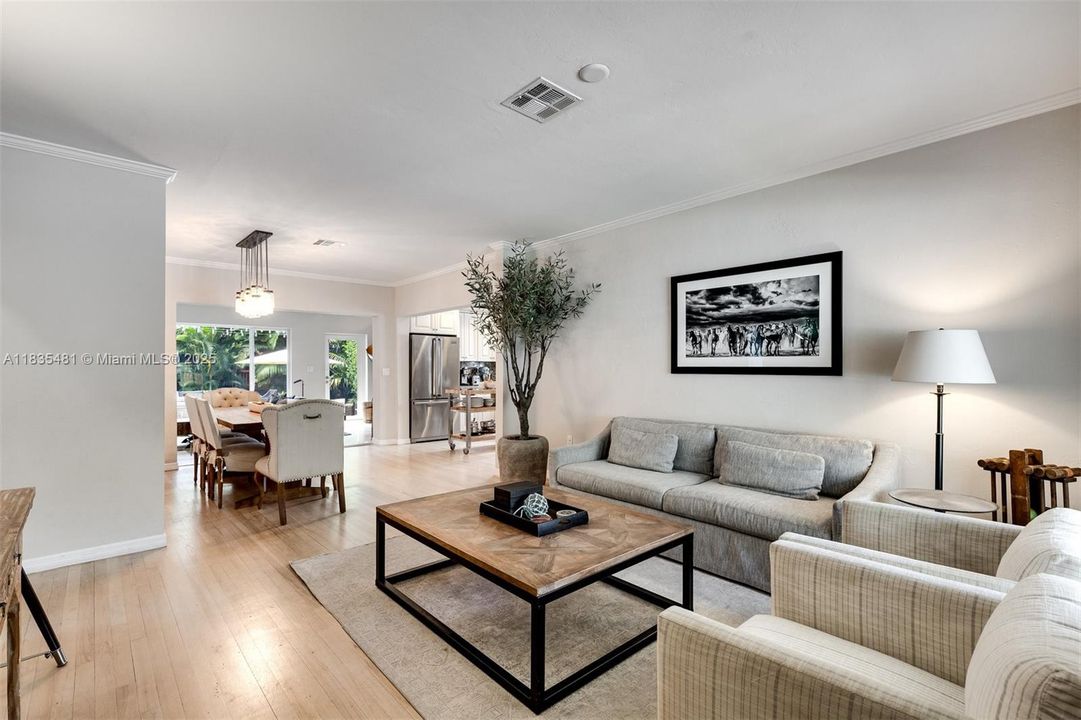 Vendido Recientemente: $1,390,000 (3 camas, 2 baños, 1683 Pies cuadrados)