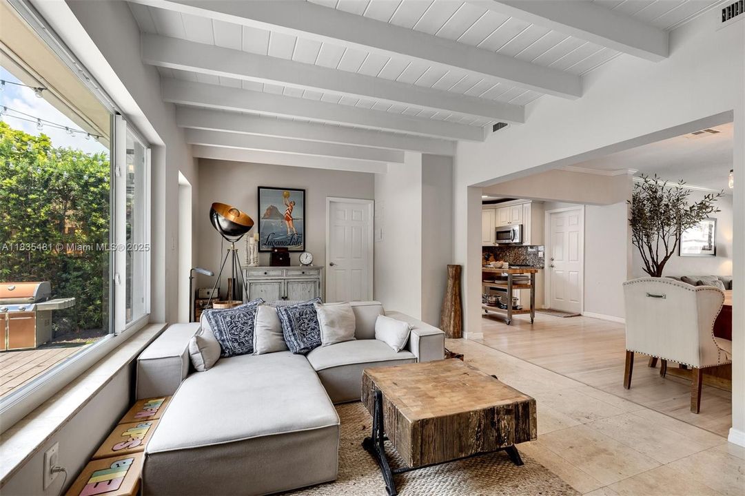 Vendido Recientemente: $1,390,000 (3 camas, 2 baños, 1683 Pies cuadrados)