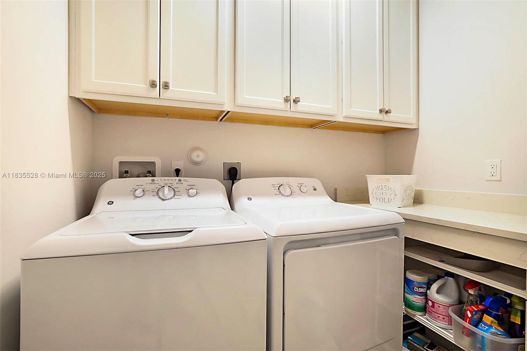 En Venta: $1,175,000 (3 camas, 2 baños, 2058 Pies cuadrados)