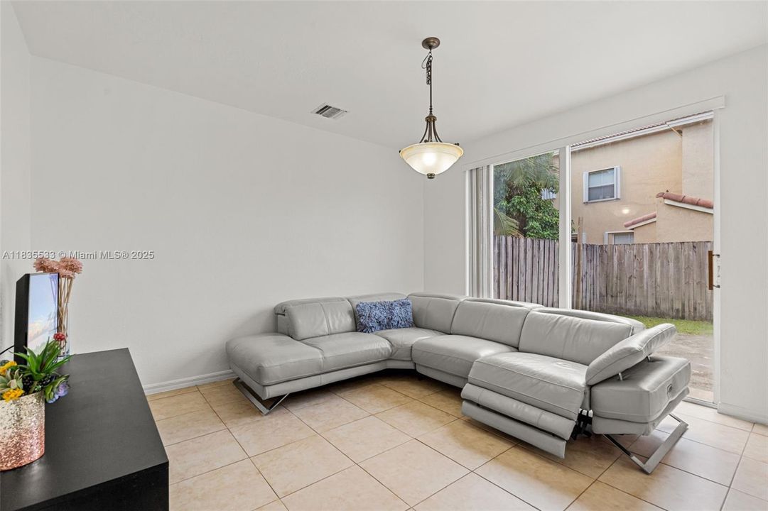 Recently Sold: $345,000 (3 beds, 2 baths, 1587 Square Feet)