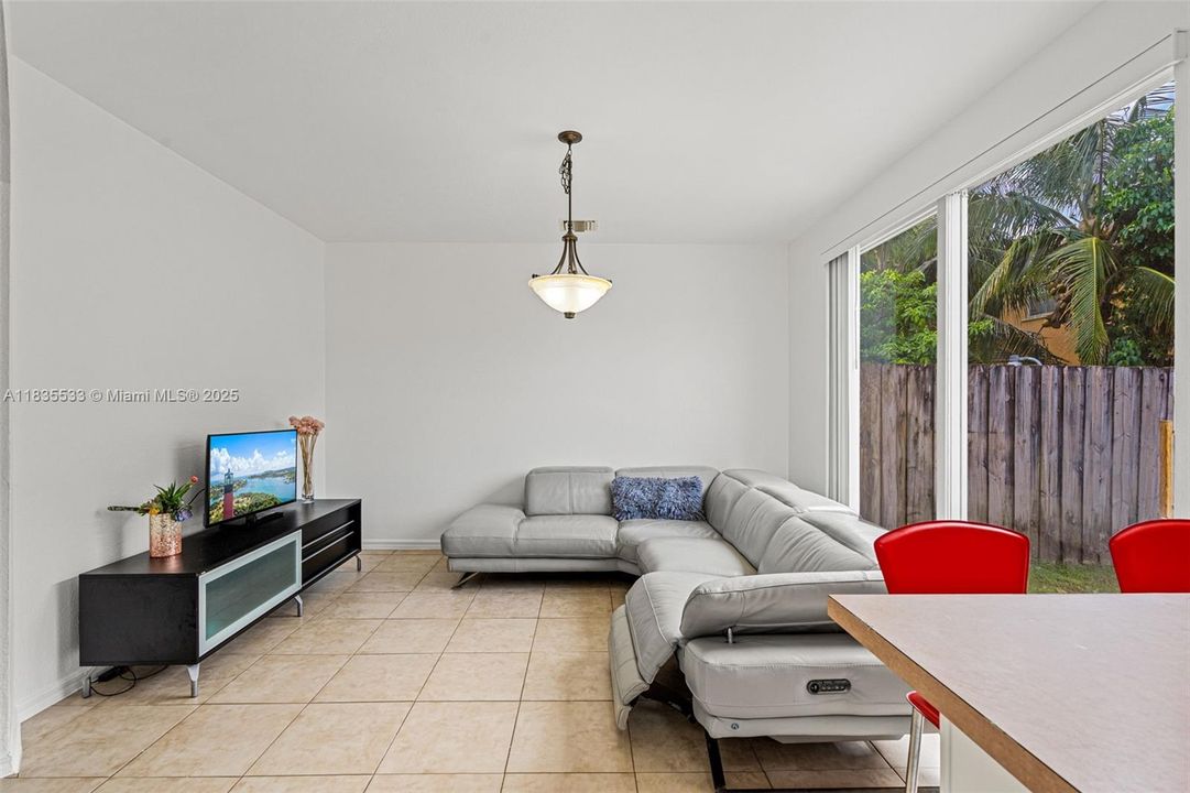 Recently Sold: $345,000 (3 beds, 2 baths, 1587 Square Feet)