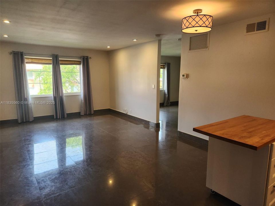 For Sale: $145,000 (1 beds, 1 baths, 750 Square Feet)