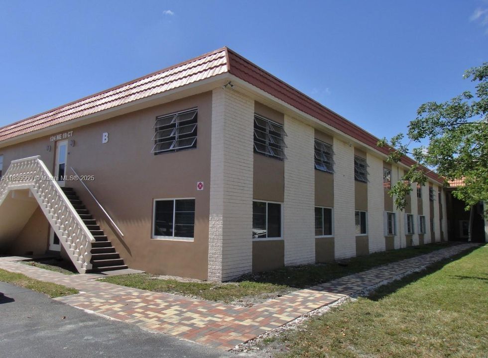 For Sale: $145,000 (1 beds, 1 baths, 750 Square Feet)