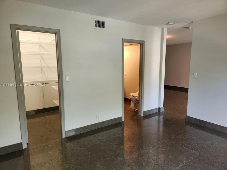 Layout of walking closet and bathroom