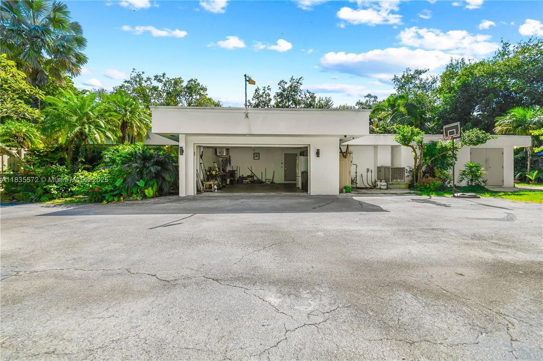For Sale: $1,449,999 (4 beds, 3 baths, 2875 Square Feet)