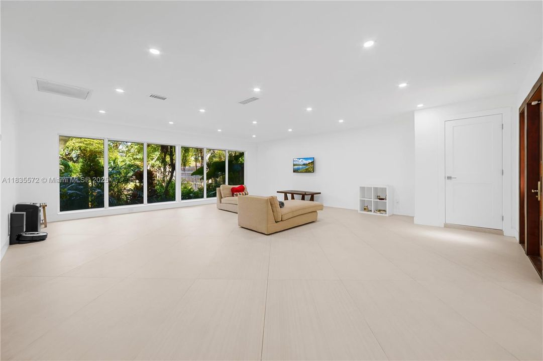 For Sale: $1,449,999 (4 beds, 3 baths, 2875 Square Feet)