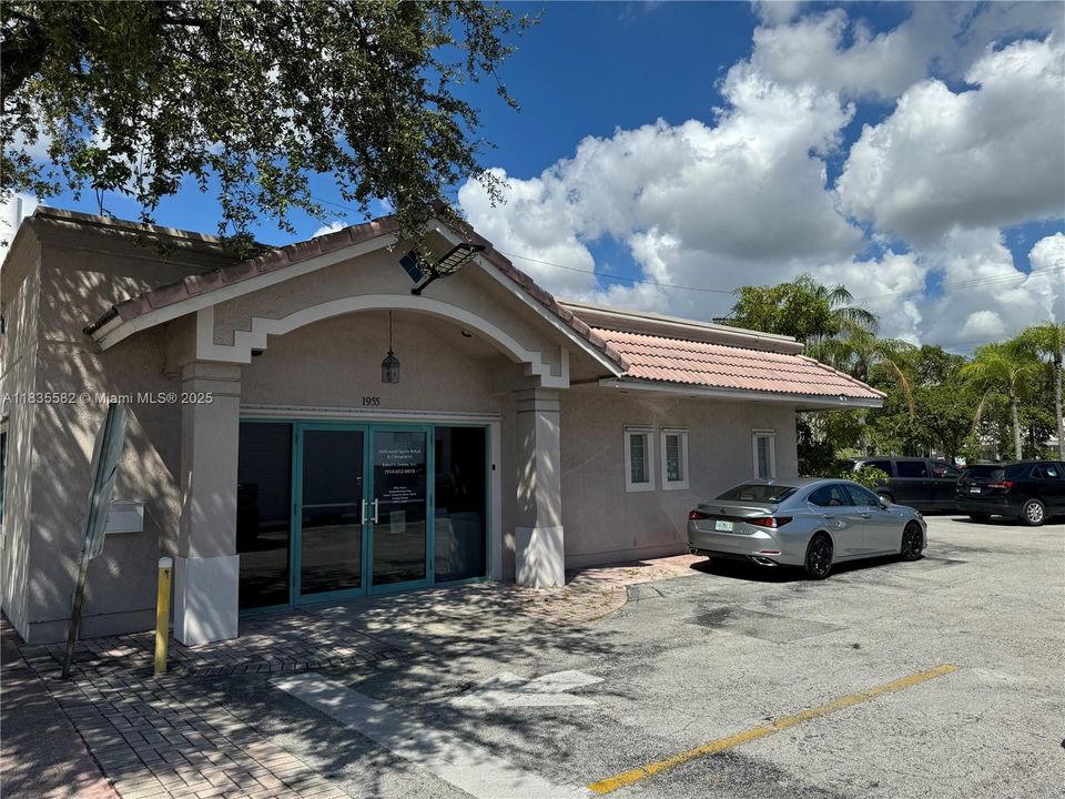 fCorner building on 10,000 sq ft lot