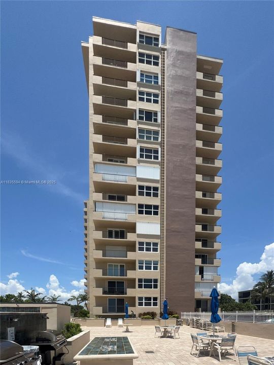 For Sale: $324,900 (1 beds, 1 baths, 840 Square Feet)