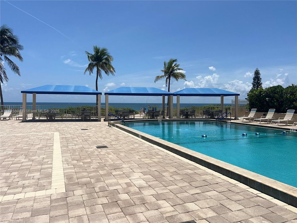 For Sale: $324,900 (1 beds, 1 baths, 840 Square Feet)